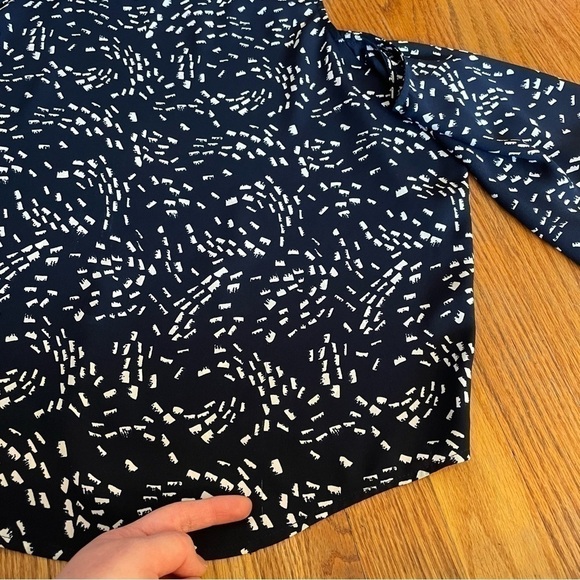 CUPCAKES AND CASHMERE STITCH FIX Lisbon Cold Shoulder Top Navy Blue White Boho S - Picture 12 of 12